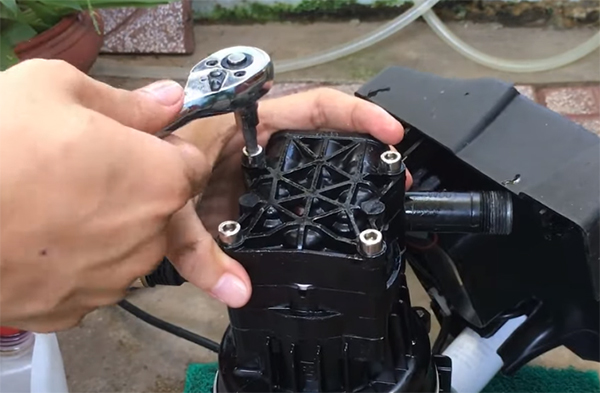 Hướng dẫn châm nhớt cho máy rửa xe gia đình tại nhà